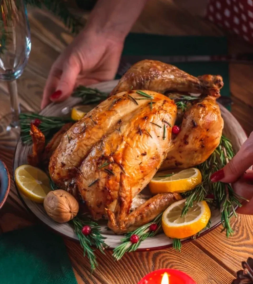 Pavo asado servido en la mesa de Navidad